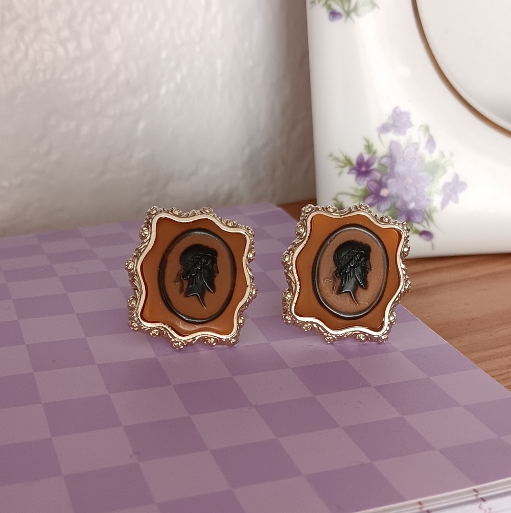 Elegant Cameo Gold and Black